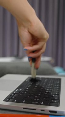 Dikey video. Perde Arkaplanı ile Hava Fırçasını Tutarken El Fırçası Temizleme Klavyesi