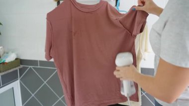 Vapur, Yan Açı, Çamaşır Bakımı Konsepti kullanan Koyu kahverengi tişörtlü Kadın Yumuşatıcı