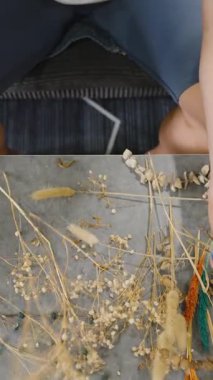 Dikey video. Masadaki Kuru Bitkileri Kahverengi Vazoyla Sıralamak, Genel Açı, Ev Dekorasyonu Konsepti