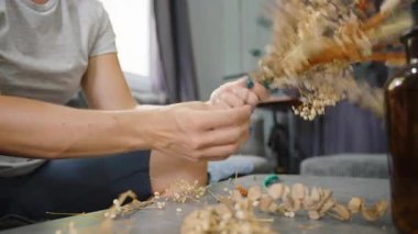 Kuru Buket Düzenlemesine Yeşil Kök Ekleyen Kadın, Yakın Açı, Ev Dekorasyonu Konsepti