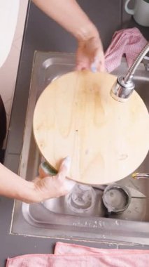 Dikey video. Mutfak Lavabosu, Ev İşleri Konsepti 'ndeki Yıkama Yuvarlak Ahşap Kesme Kurulu Genel Görünümü