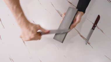 Bileyen Mutfak Bıçağı Üst Görüş, Ev Bakım Aracı Konsepti ile Whetstone 'da