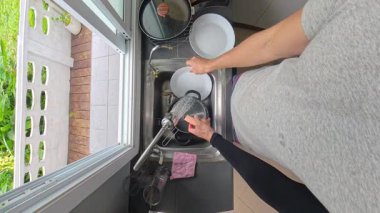 Mutfak Lavabosu 'nda Sünger Altında Süngerle Kişi Yıkama Görünümü, Ev İşi Konsepti