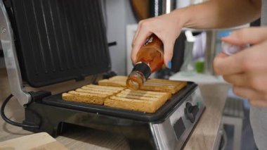 Şişeden Dilimlenmiş Domates Sosu Mutfakta Açık Izgara Dilimleri 'ne yakın çekim açısı, Fast Food Concept