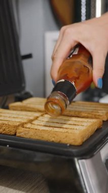 Dikey video. Şişeden Dilimlenmiş Domates Sosu Mutfakta Açık Izgara Dilimleri 'ne yakın çekim açısı, Fast Food Concept