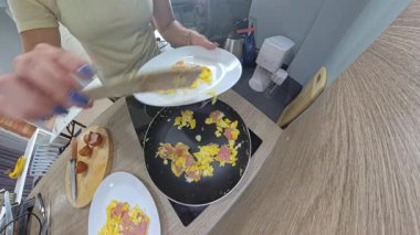 Yumurta ve jambon servis eden kadın Pan on Soba 'dan Beyaz Tabağa, Balıkgöz Perspektifi Mutfak Düzenlemesi, Hızlı Kahvaltı Konsepti