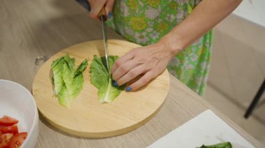 Mutfakta Romaine Marulunu Yuvarlak Tahta Üzerinde Kesen Kadın, Elleri Kapatın ve Taze Yeşillikler, Sağlıklı Yemek Hazırlama Konsepti