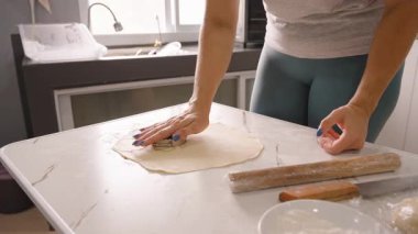 Metal Kesiciyle Çemberi Kesen Kadın, Geniş Açı, Ev Yapımı Pasta Konsepti