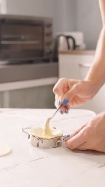 Dikey video. Kadın Hamur Kenarlarını Metal Hamur Küfü, Yan Açı, Ev Yapımı Mutfak Konsepti ile Birleştiriyor