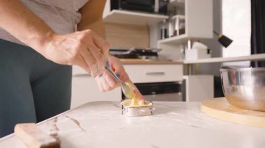 Hamur Çemberine Kaşıkla Patates Dolduran Kadın, Düşük Açı, Hamur Hazırlama Konsepti