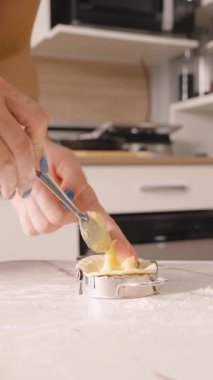 Dikey video. Hamur Çemberine Kaşıkla Patates Dolduran Kadın, Düşük Açı, Hamur Hazırlama Konsepti