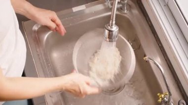 Pirinci Akan Suyun Altında İyice Durulayan Kadın, Yakın Açı, İçerik Hazırlık Konsepti