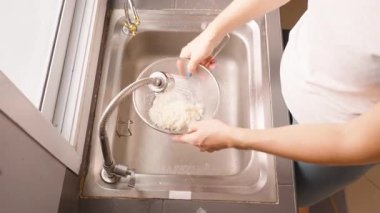 Beyaz Pirinç Temizleyen Kadın Bataklığın Üzerinde, Üst Aşağı Açı, Sağlıklı Yemek Hazırlama Konsepti