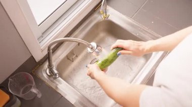 Suyun Altında Taze Yeşil Salatalık Yıkan Kadın, Üst Aşağı Açı, Sağlıklı Yeme Konsepti