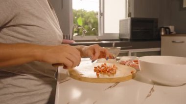 Kadın Doğranmış Sebzeleri ve Yengeç Çubuklarını Beyaz Kasede Karıştırıyor, Üst Açı, Taze Salata Konsepti