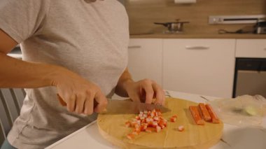 Yengeç Kesen Kadın Tahta Tahtaya Küçük Küplere Yapışır, Yan Açı, Deniz Ürünleri Hazırlama Konsepti