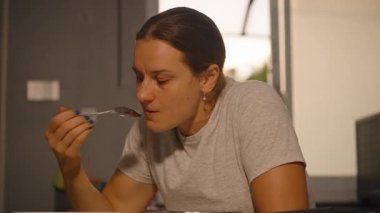 Mutfak Masası, Yan Açı, Tat Gıda Konsepti 'nde Yemeden Önce Yemek Yiyen Kadın