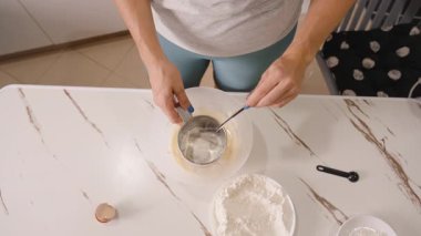 Metal Sifter ile Kadın Yumurta Karışımı, Üst Açı, Fırın Süreci Konseptine Un Ekliyor