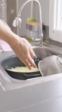 Dikey video. Mutfak Lavabosunda Parçalanmış Lahanayla Buz Ekleyen Kadın Yan Bakış Açısı Görünümlü, Gıda Koruması Konsepti