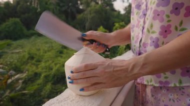 Açık havada hindistan cevizi doğrama ve hindistan cevizi suyu sıçratma, egzotik içecekler