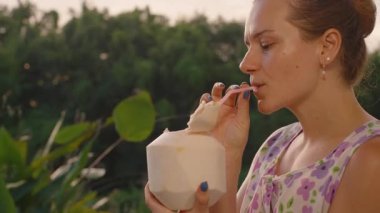 Tropikal Ortam 'da Saman ile Taze Hindistan cevizi Suyu İçen Kadın Sağlıklı Refah Konsepti