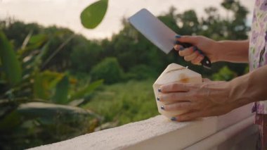 Büyük Bıçaklı Taze Hindistan cevizini Yavaş Çekimde Kesen Kadın Meyve Suyu Sıçratırken, Egzotik Serinletici Kavram