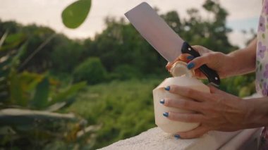 Elinde Bıçakla Taze Açılmış Hindistan cevizi Tutan Kadın Yavaş Çekimde İç Eti Gösteriyor, Tropikal Yemek Hazırlama