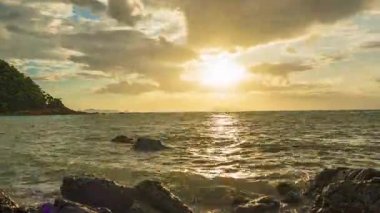 Okyanus Üzerindeki Dramatik Bulutların Arkasında Güneş Batıyor Ön planda Rocky Shore Düşük Açıdan Yakalandı