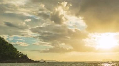 Kalın Bulutların Üzerindeki Erken Gün Batımında Okyanus ve Yemyeşil Uçurumlar Alçak Açı 'dan Yakalandı