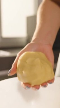 Dikey video. Parlak Mutfakta Çökmüş Kadın Pencereden Gelen Güneş Işığıyla Yakın Açıdan Yakalandı