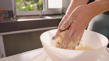 Eller Mutfak Tezgahındaki Beyaz Kasede Parlak Hamur 'u Pencere' den Güneş Işığıyla Karıştırıyor, Açıyı Kapat, Yavaş Hareket, Ev Yapımı Pişirme Konsepti