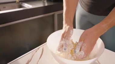 Parlak Güneş Işığı, Üst Açı, Yavaş Hareket, Pişirme Hazırlığı Konsepti Altında Beyaz Kaseyle Hamur 'a İten İki El