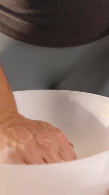 Dikey video. Mutfak Penceresi, Yan Açı, Yavaş Hareket, Pişirme Süreci Konsepti yakınlarındaki Beyaz Bovling 'de İki Elli Kadın Çömelme Hamuru