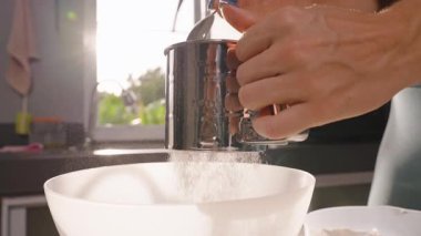 Güneşi Arkaplanda, Mutfak İçi, Yavaş Hareket, Pişirme İçeriği Konsepti ile Beyaz Bovlinge Ucu Kapatın