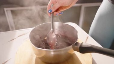 Buhar yükseldikçe Kaynayan Kirazları Kaşıkla Karıştıran Kadın Kabı, Mutfak Sayaç Açısı, Yavaş Hareket, Tatlıya Hazırlık Konsepti