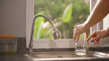 Mutfak Lavabosu, Yan Açı, Yavaş Hareket, Ev Malzemeleri Konsepti Üzerinde Su Damlaları Olan Kadın Musluğu Kapatılıyor