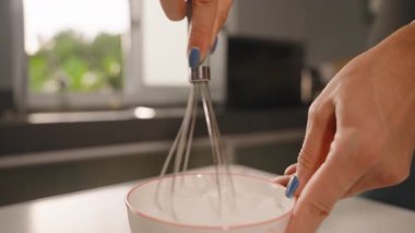 Mutfak tezgahında Beyaz Kasedeki Şekeri Kapat Pencereye Güneş Işığı, Yavaş Hareket, Pişirme İçeriği Konsepti