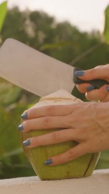 Dikey video. Hindistancevizi Suyu Yavaş Çekimde Sıçrıyor Bıçak Parlak Güneş Işığıyla Beyaz Yüzeyde Meyveye Vuruyor