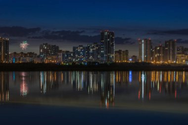 Bir yerleşim bölgesi olan Kazan, Kazanka Nehri'nin sularında yansıtıyordu. Rusya