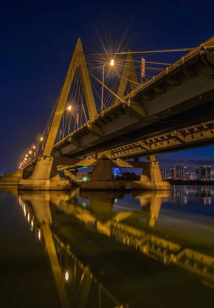 Jembatan Millenium Kazan Tercermin Perairan Sungai Kazanka Rusia — Stok Foto