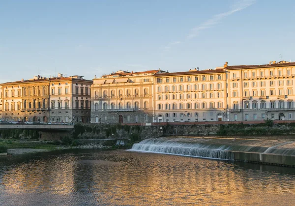 Antigua Presa Cruzando Río Arno Florencia Italia — Foto de Stock