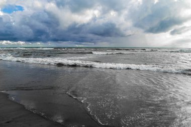 Dramatik gökyüzü abnove denize yakın Roma, İtalya 