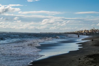 Dramatik gökyüzü abnove denize yakın Roma, İtalya 