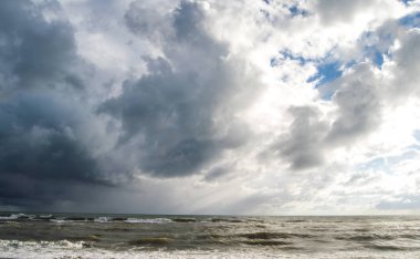Dramatik gökyüzü abnove denize yakın Roma, İtalya 