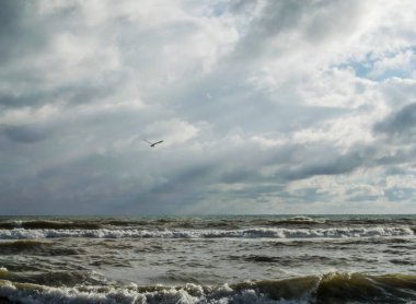 Dramatik gökyüzü abnove denize yakın Roma, İtalya 