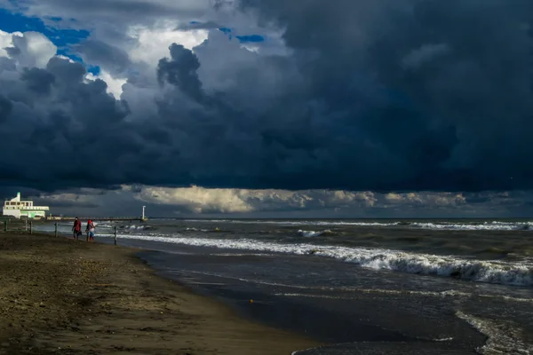 Драматическое Небо Над Морем Недалеко Рима Италия — стоковое фото