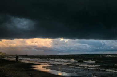 Denize yakın Roma, İtalya, yukarıda dramatik gökyüzü 