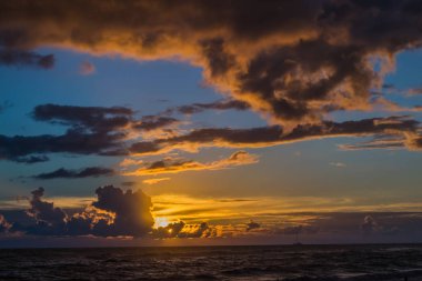 Denize yakın Roma, İtalya, yukarıda dramatik gökyüzü 