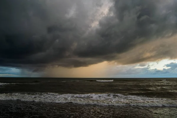 Dramatická Obloha Nad Mořem Nedaleko Řím Itálie — Stock fotografie