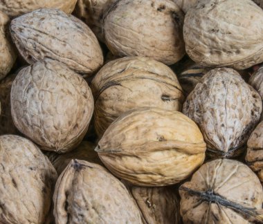 ahşap arka planda ceviz